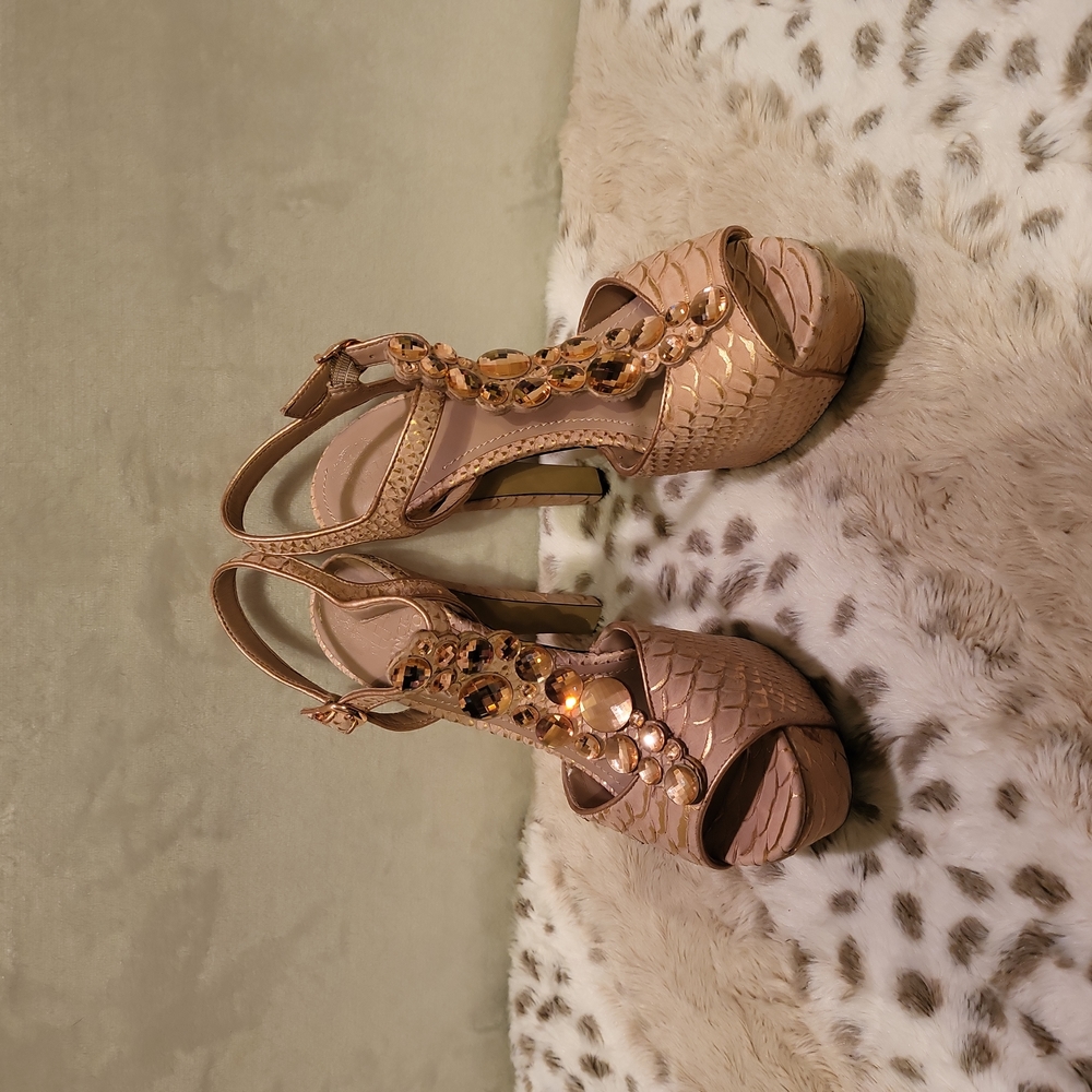 Vince Camuto Reveillon Sz 8 ~ Bellini/Rosegold  Leather w/ Rose Jewels
